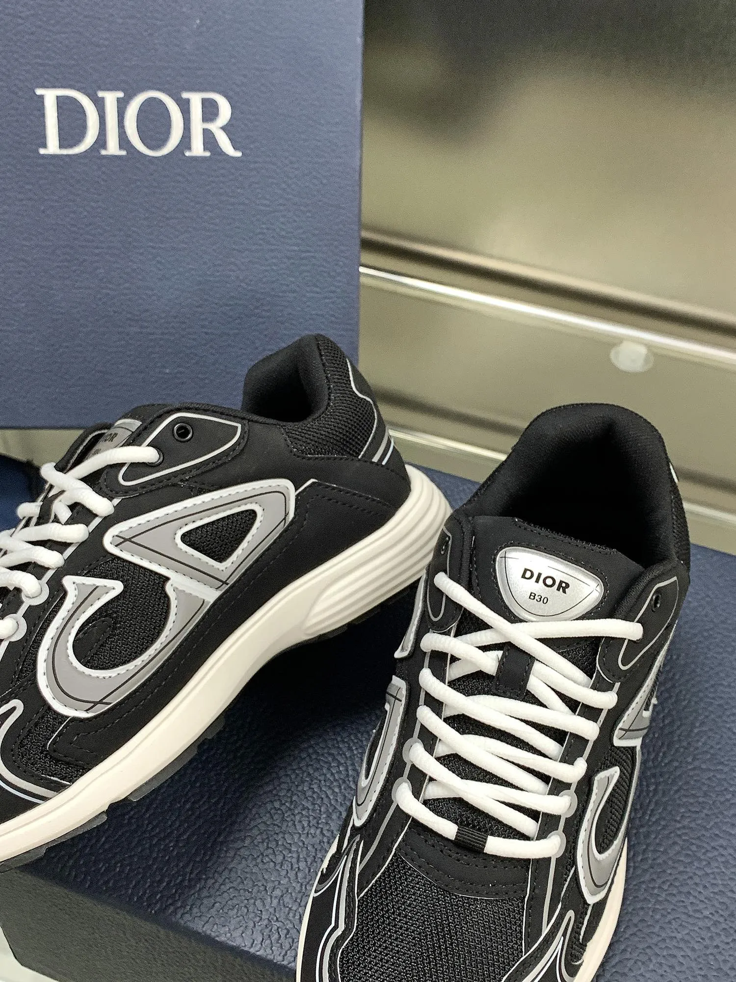 👟👟Ex-factory price 660👟👟 Newly upgraded Dior B30 series dad sneakers. New B30 sneakers. Dad Shoes style shoes that follow the trend of the retro market. The Dior logo on the tongue also indicates that this pair of shoes is the B30 model! B30 uses fine-textured leather and mesh cloth materials to form a shoe body. There are conspicuous letters CD on both sides of the shoe body to indicate identity. Many lines on the shoe body outline details to make the shoes look less monotonous and full of retro flavor. The delivery counter is exquisitely packaged🛍📦 ▪️Fabric: Original customized technical fabric + mesh ▪️Inner lining: Customized breathable lining ▪️Outsole: IP+TPU outsole ▪️Sole thickness: 3.5CM ▪️Size: Women’s size 35-40 / Men’s size 39-45